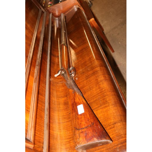 560 - Antique musket (London)