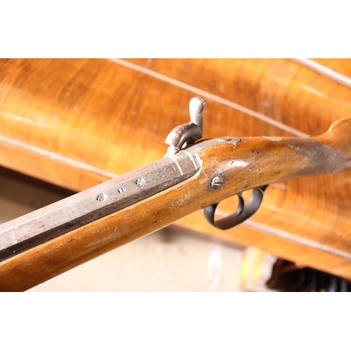 560 - Antique musket (London)