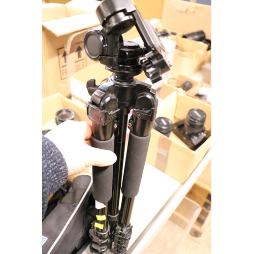 580 - 2 x camera tripods