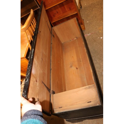 650 - Pine blanket chest