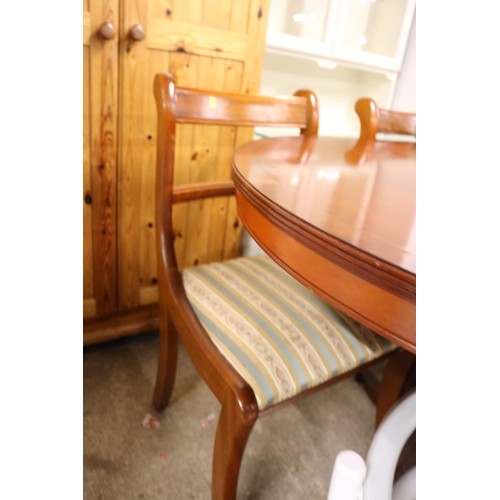 712 - Reproduction extending D end dining table & 6 chairs