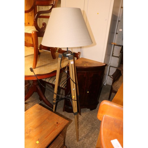 721 - Tripod standing lamp - warranted until 12 noon Tuesday following the above sale