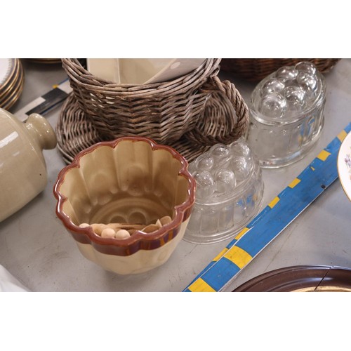 320 - Qty of jelly moulds & basket