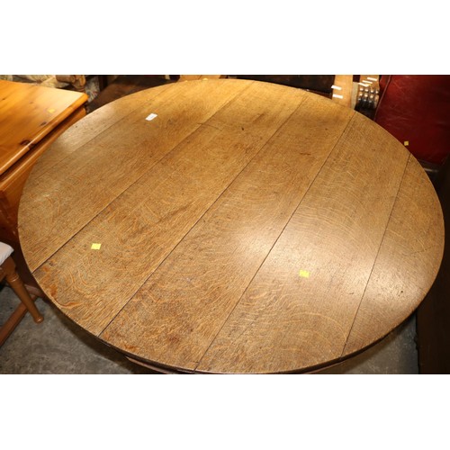 556 - Vintage solid oak round table