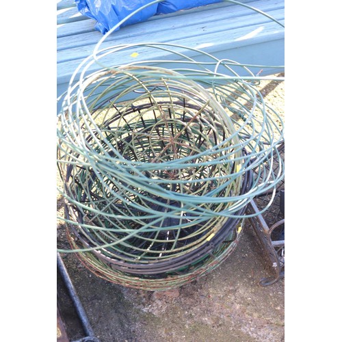 27 - Various wire hanging baskets, planter, light fitting & hand tools