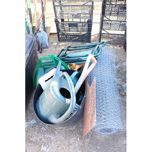 32 - Garden misc, incl wire netting, watering cans, kneeler, leaf picker, etc