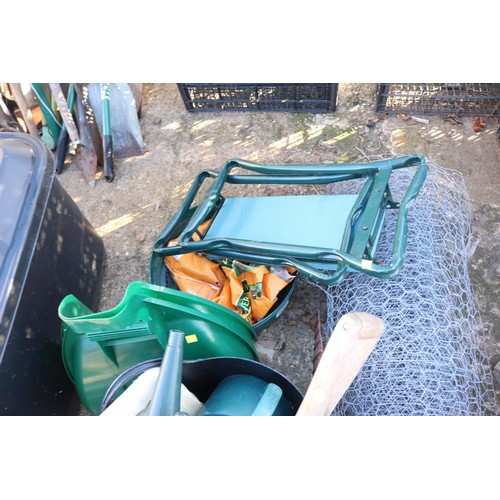 32 - Garden misc, incl wire netting, watering cans, kneeler, leaf picker, etc