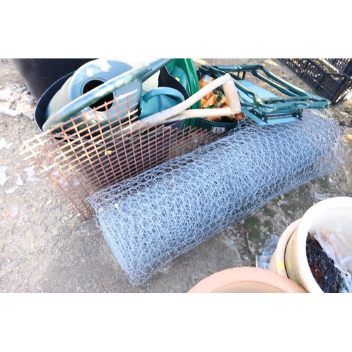 32 - Garden misc, incl wire netting, watering cans, kneeler, leaf picker, etc