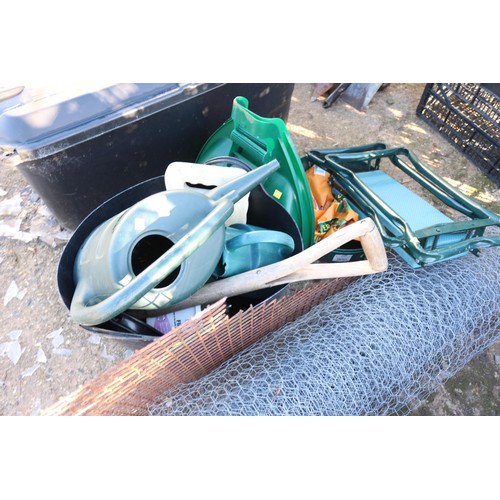 32 - Garden misc, incl wire netting, watering cans, kneeler, leaf picker, etc