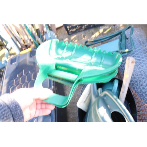 32 - Garden misc, incl wire netting, watering cans, kneeler, leaf picker, etc