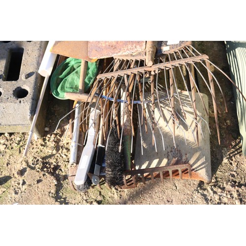 50 - Large qty of various garden tools