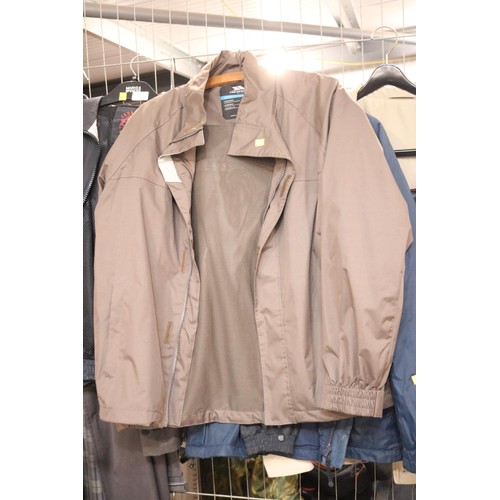 117 - 7 men's jackets/coats, size medium