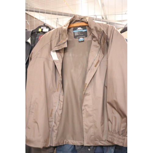 117 - 7 men's jackets/coats, size medium