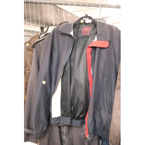 117 - 7 men's jackets/coats, size medium