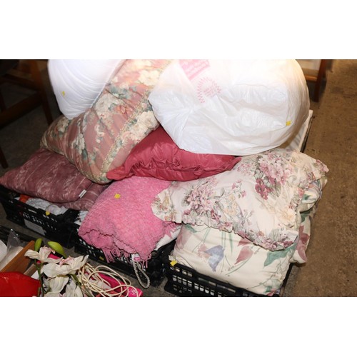 259 - Large qty of misc linen, duvet, cushions, pillows, etc