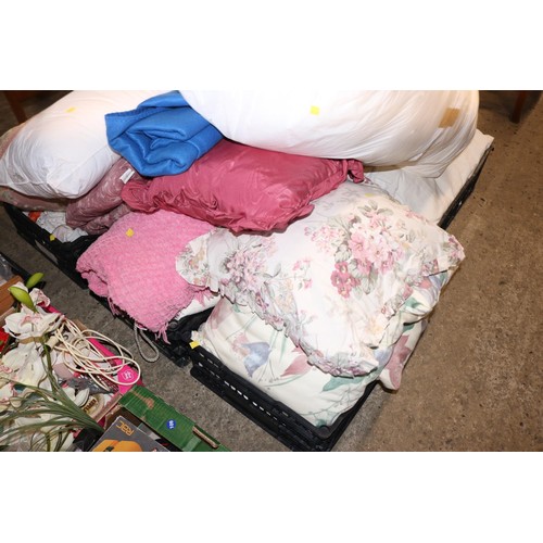 259 - Large qty of misc linen, duvet, cushions, pillows, etc