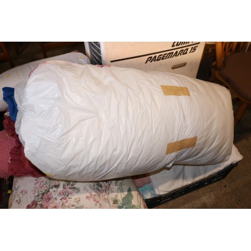 259 - Large qty of misc linen, duvet, cushions, pillows, etc