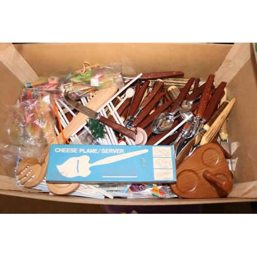 293 - 6 trays, incl toys, etc