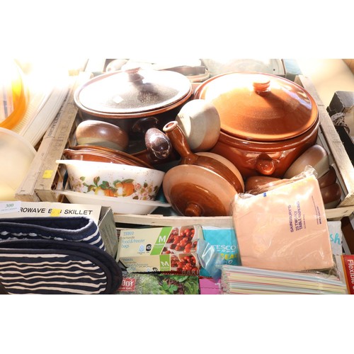 300 - Qty of kitchenware, incl saucepans, Pyrex, containers, etc