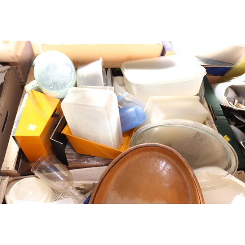 300 - Qty of kitchenware, incl saucepans, Pyrex, containers, etc