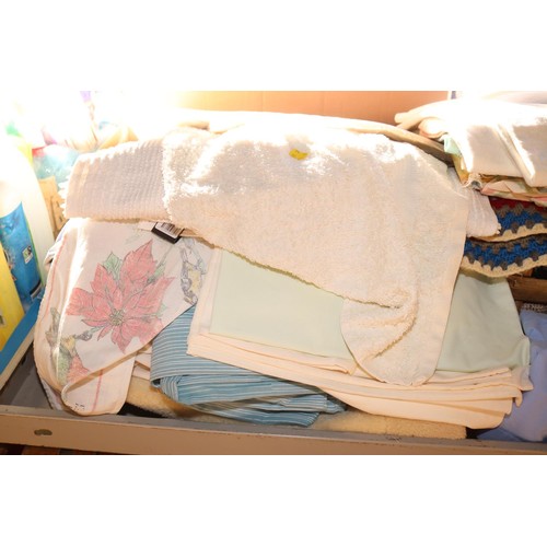 301 - Large qty of various linen & towels