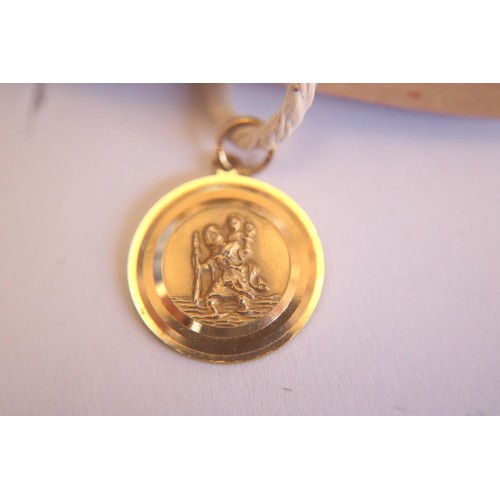 431 - Small 9ct gold St Christopher pendant - 3.6 gms (approx 1.8cm wide)