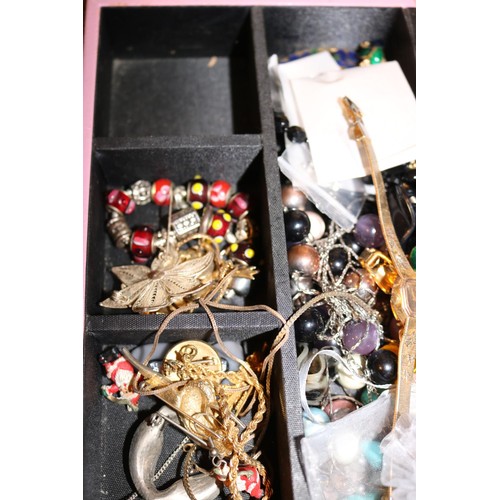 442 - Jewellery box & contents