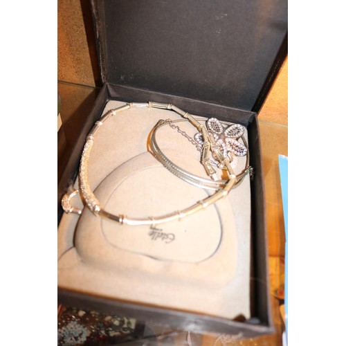 453 - Various boxed jewellery, etc