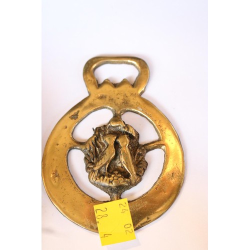 454 - Brass knocker & horse brass