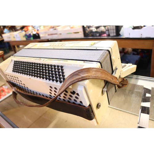 504 - Hohner Verdi III piano accordion