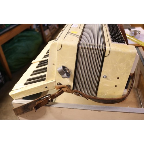 504 - Hohner Verdi III piano accordion