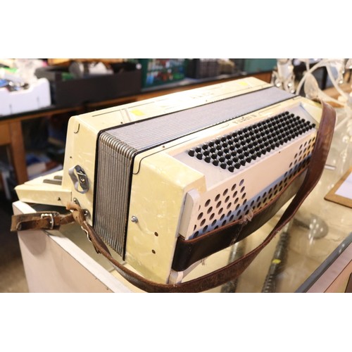 504 - Hohner Verdi III piano accordion