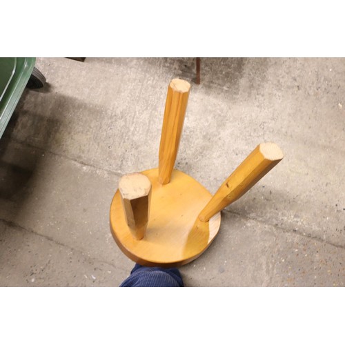 542 - Heavy stool with duck design