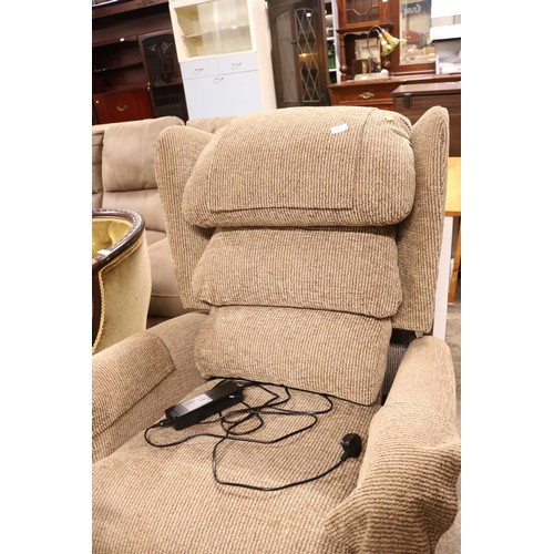 552 - Large electric rise & recline chair - warranted until 12 noon Tuesday following the above sale