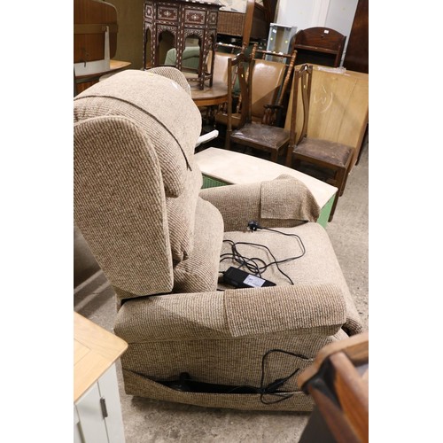 552 - Large electric rise & recline chair - warranted until 12 noon Tuesday following the above sale