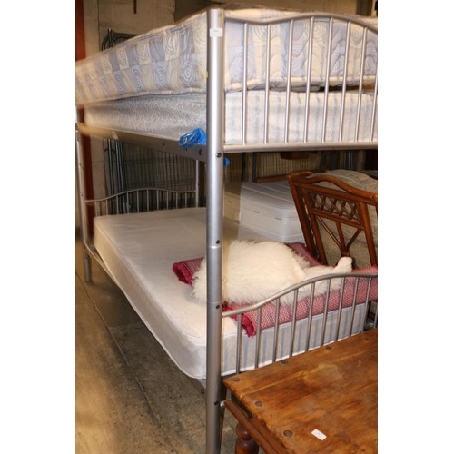 566 - Bunk beds