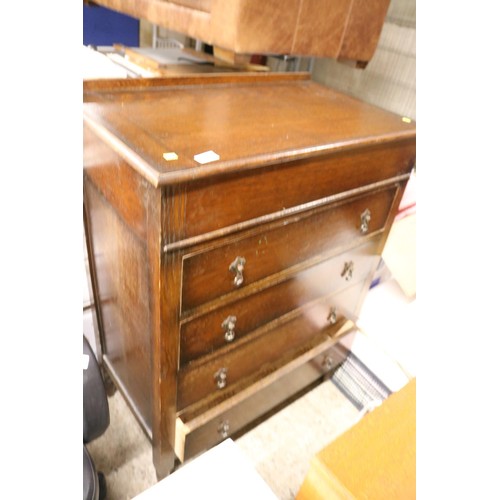 592 - Oak dressing chest