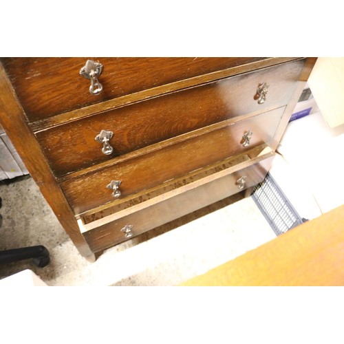 592 - Oak dressing chest