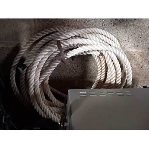 129A - Heavy white rope