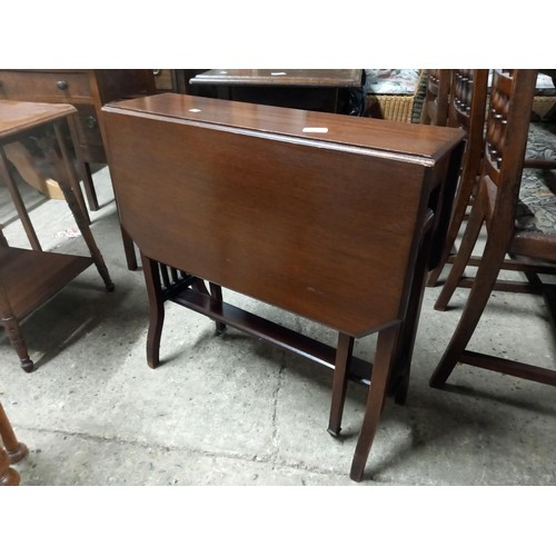 650 - Small mahogany drop leaf gateleg table