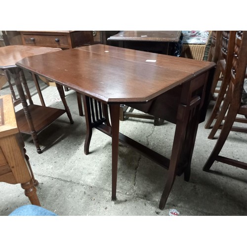 650 - Small mahogany drop leaf gateleg table