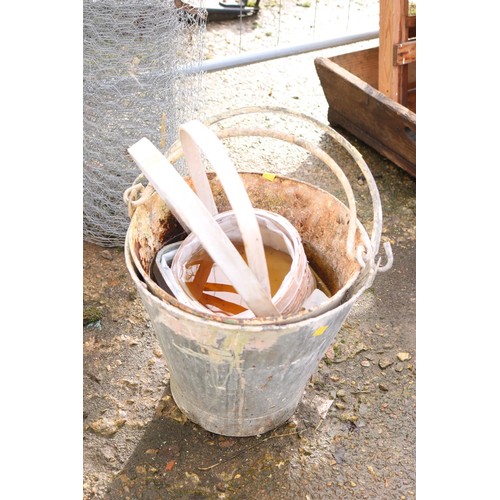 21 - 2 galvanised buckets, 2 flower baskets