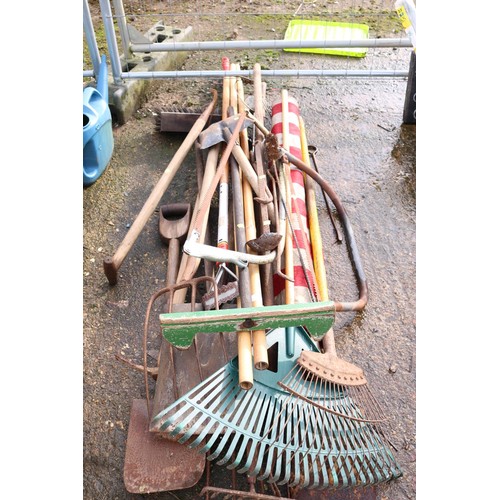 27 - Qty of garden tools, incl various spades, rakes, forks, broom, saws, wind break, etc