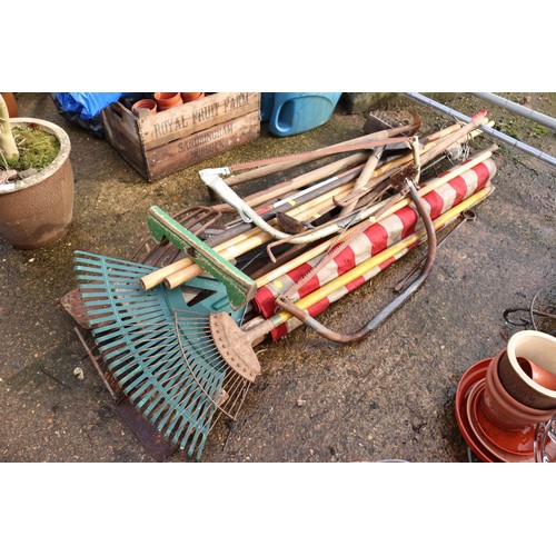 27 - Qty of garden tools, incl various spades, rakes, forks, broom, saws, wind break, etc