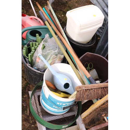 59 - Garden misc, incl 4 plastic chairs, watering cans, pet guard, dog bed, brooms, etc