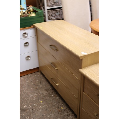 93 - 2 x bedside cabinets & chest of drawers