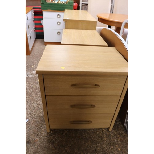 93 - 2 x bedside cabinets & chest of drawers