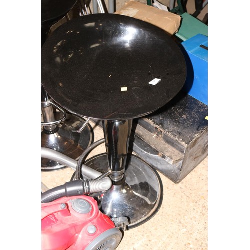 137 - 2 kitchen stools