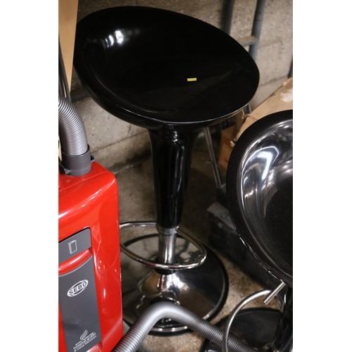 137 - 2 kitchen stools