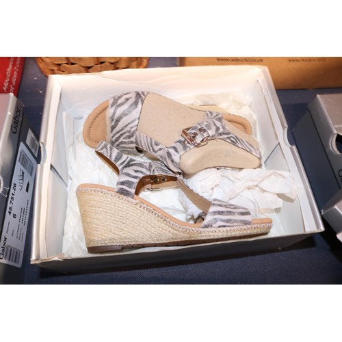 247 - New Gabor Safari, size 5.5, sandals